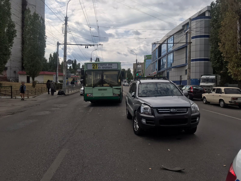 Автобус  маршрута № 27 столкнулся с KIA в Воронеже