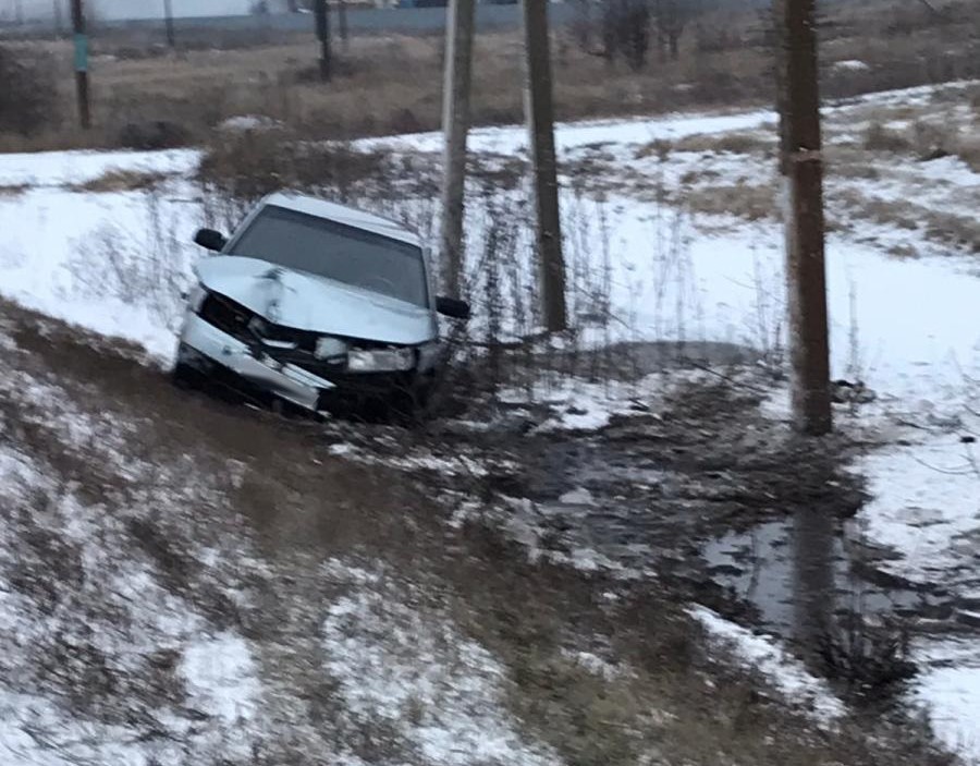 В Воронежской области автомобилистка съехала в придорожный кювет и врезалась в опору ЛЭП