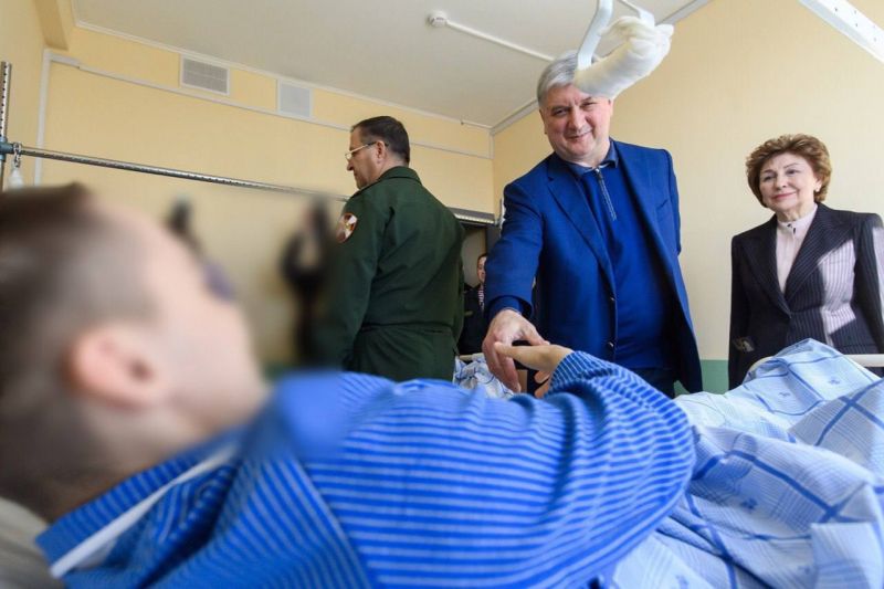 Раненых воронежских росгвардейцев навестил в подмосковном госпитале губернатор Гусев