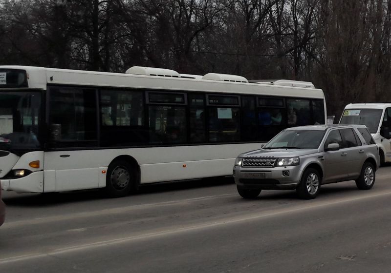 Водитель сломавшегося в Воронеже автобуса не стал возвращать плату пассажирам