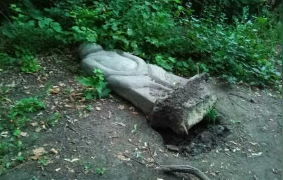 Половецкую бабу на Воронежской экотропе повалили вандалы
