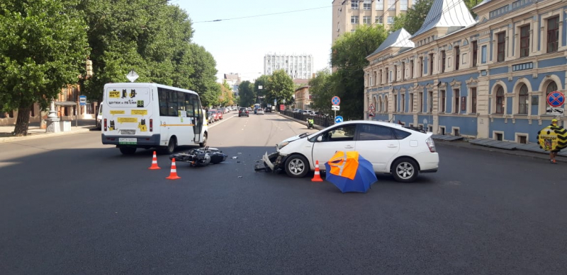 Байкер пострадал при столкновении мотоцикла с иномаркой в центре Воронежа