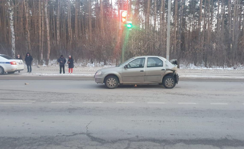 Двое водителей попали в больницу после столкновения в Воронеже Jeep и Renault