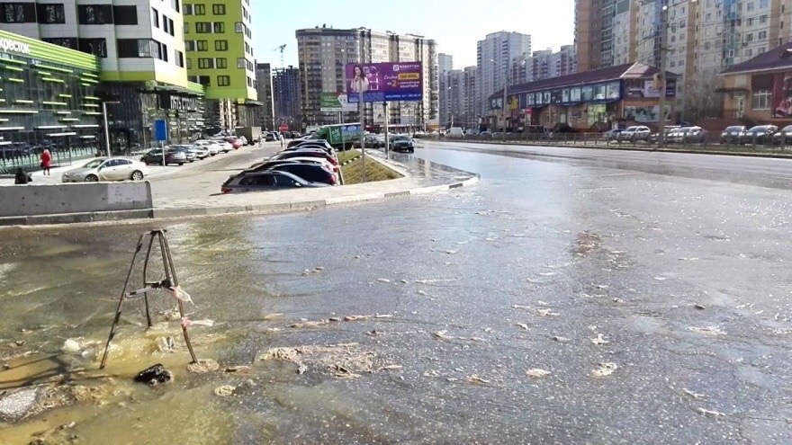 Грузовик снёс водопроводную трубу в Боброве Воронежской области и оставил райцентр в жару без воды