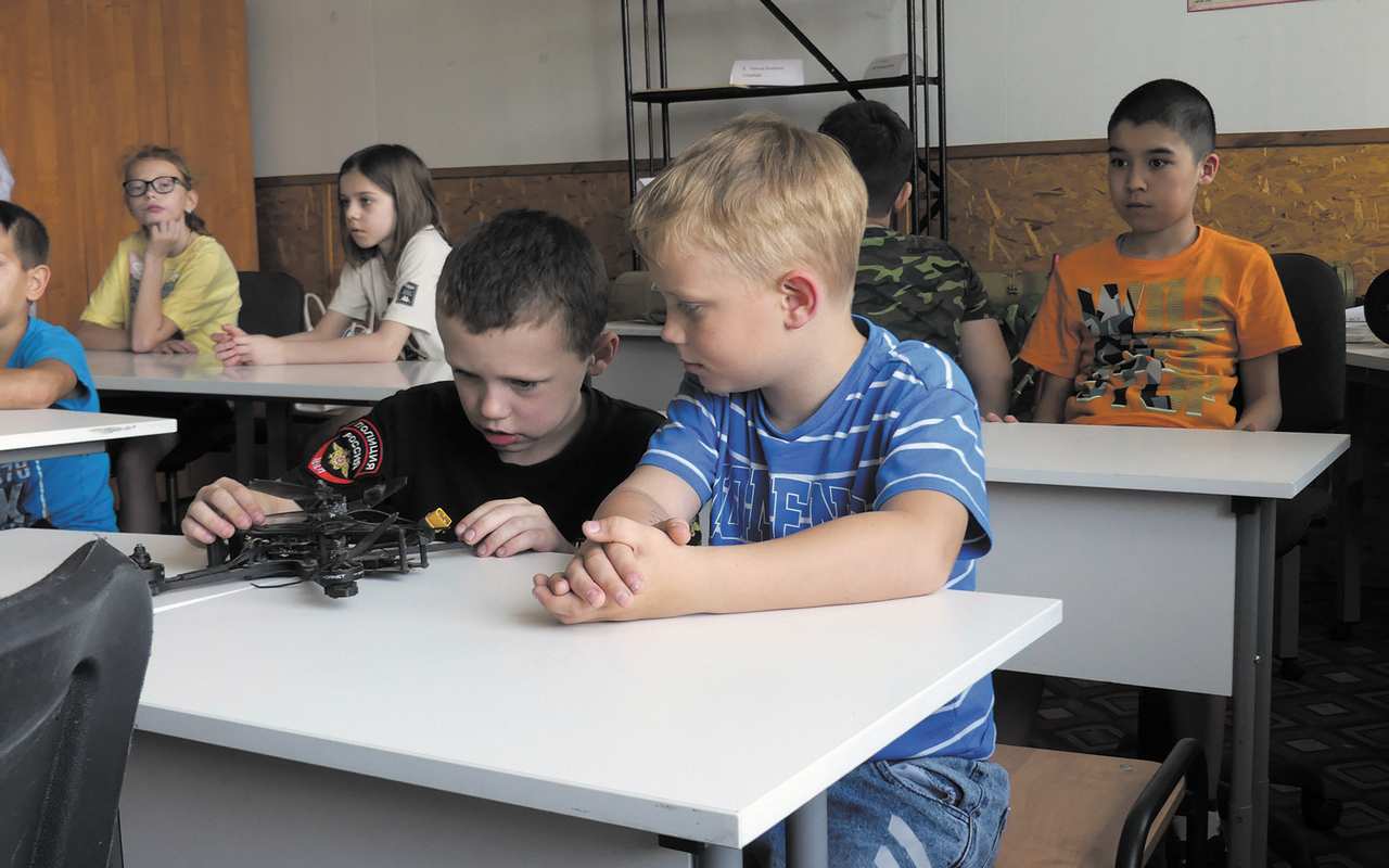 Подбитый дрон-камикадзе стал новым экспонатом в музее воронежской школы №90
