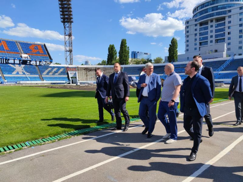 В Воронеже губернатор проконтролировал подготовку Центрального стадиона к футбольному сезону