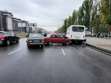 Массовую аварию на Московском проспекте в Воронеже устроил 90-летний водитель