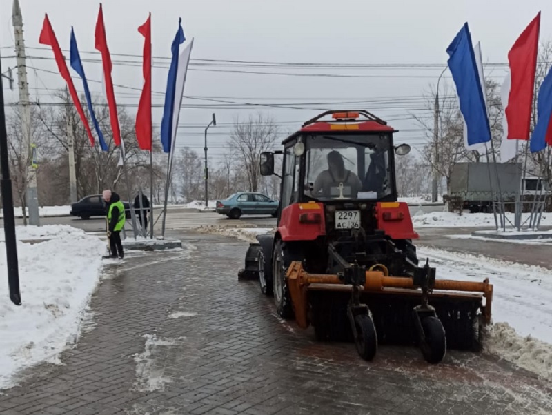 Из-за снегопада в Воронеже увеличили количество спецтехники для работы в дневную смену 