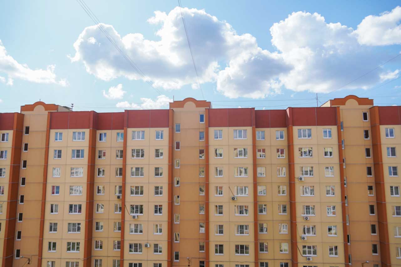 Воронежские спасатели уговорили женщину не прыгать с крыши девятиэтажки