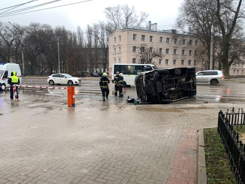 Спровоцировавший ДТП с 4 пострадавшими в опрокинувшейся маршрутке в Воронеже авто угнали