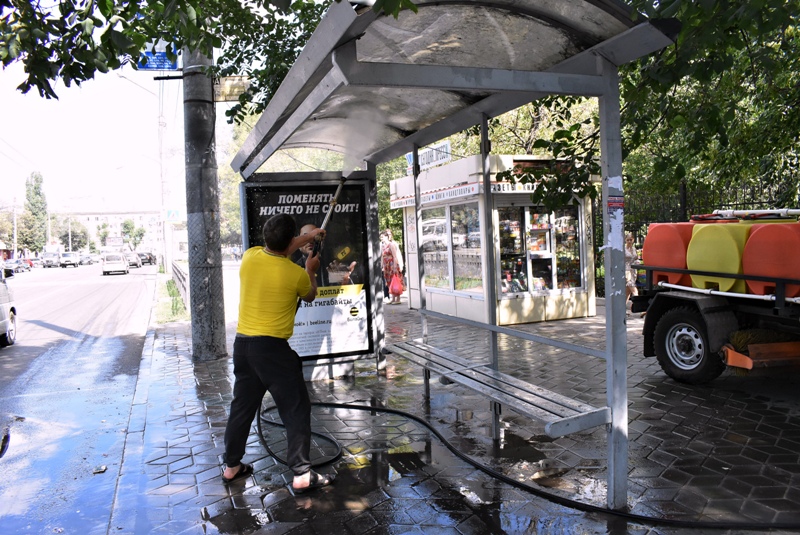В Ленинском районе регулярно производят помывку павильонов на остановках общественного транспорта