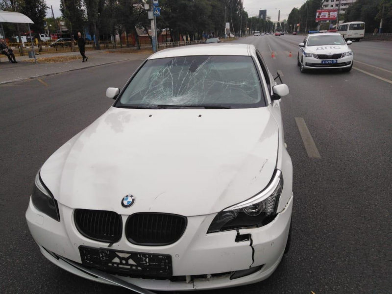 Двух женщин и ребёнка сбил в Воронеже BMW-520