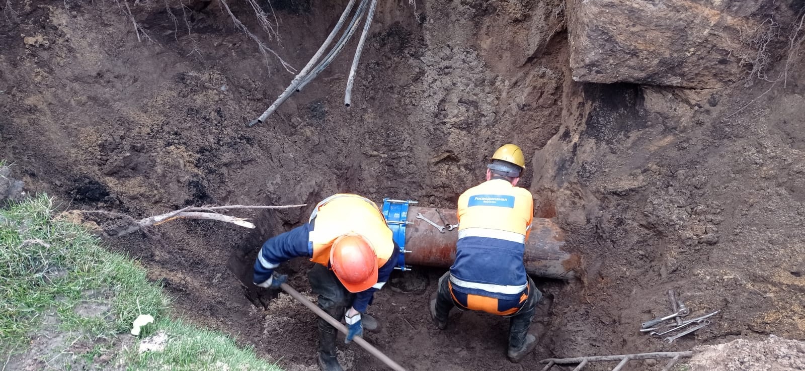 Нет воды воронеж сегодня почему. Прорыв водопровода. Авария на водоводе. Прорыв трубы водоснабжения. Ремонт водопровода на улице.