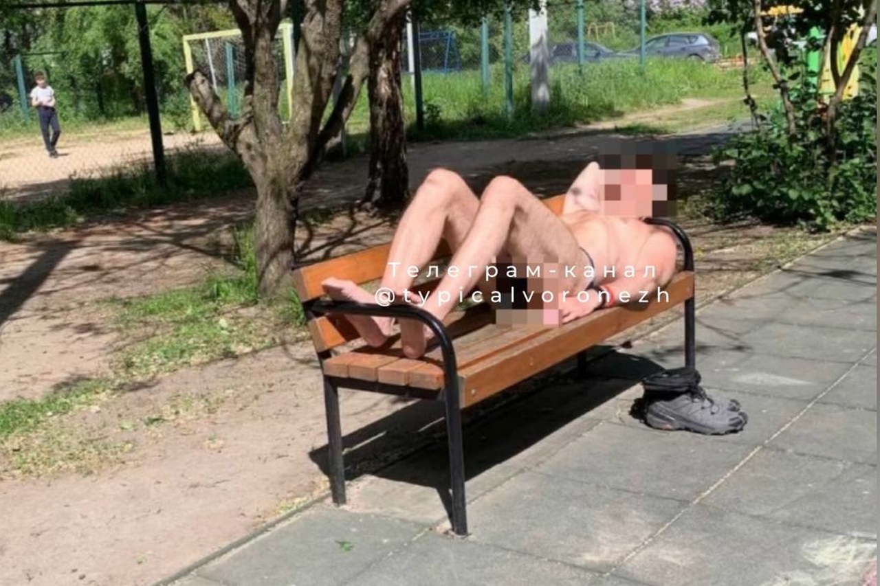 Мужчина в трусах улёгся на скамейку на детской площадке в Воронеже