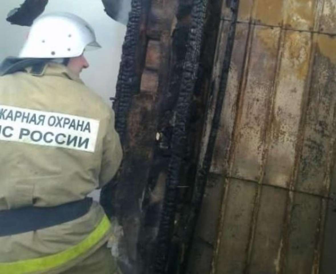 В районе ДК Кирова в Воронеже загорелись 3 гаража