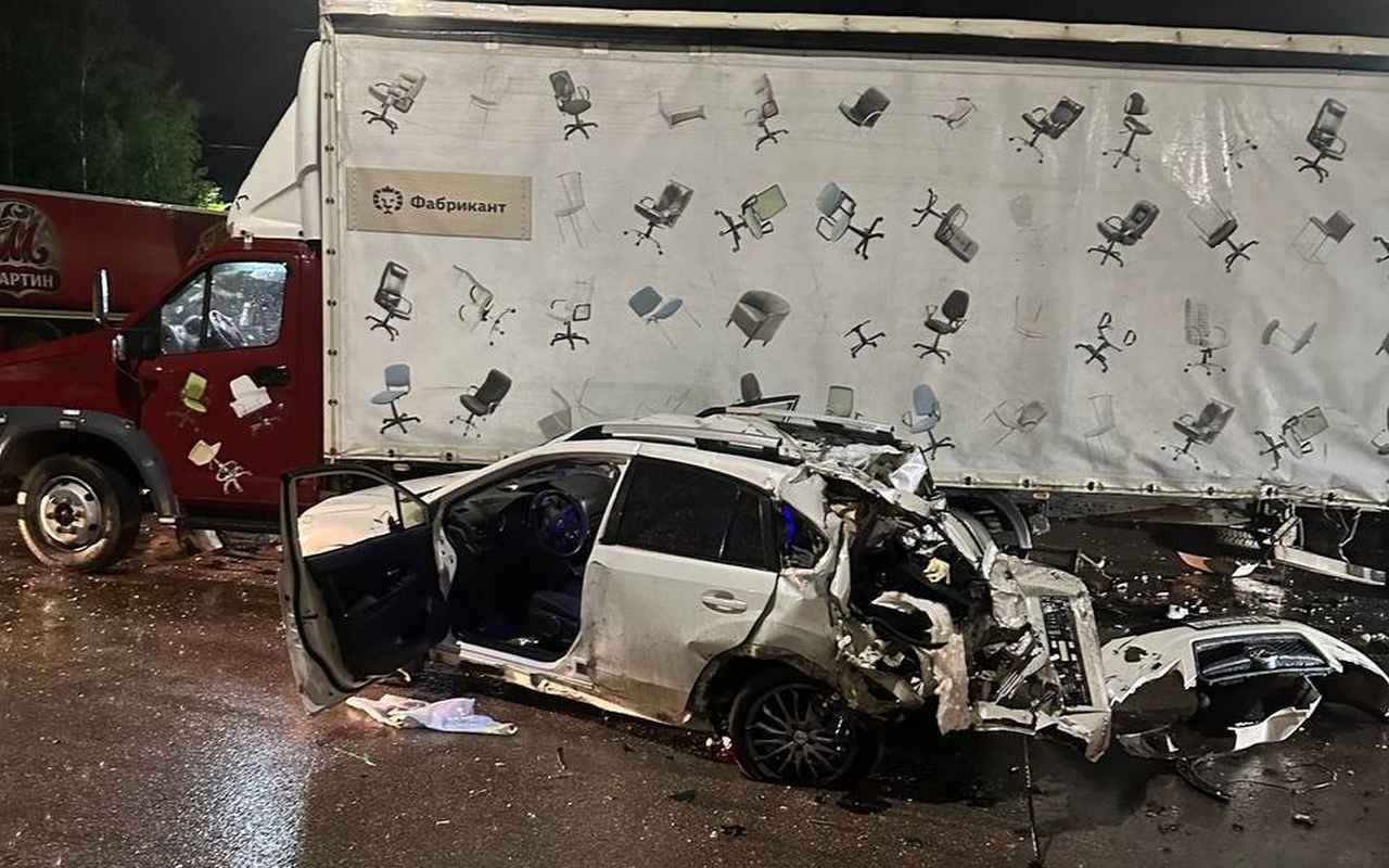 В ДТП с ограждением и грузовиком пострадал 30-летний автомобилист под Воронежем