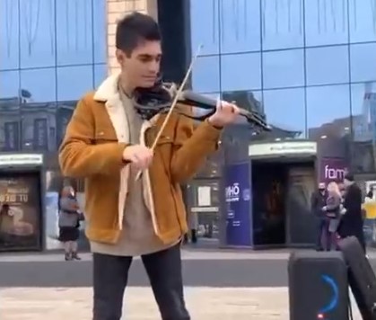 Воронежцев восхитила игра на скрипке молодого уличного музыканта (ВИДЕО)