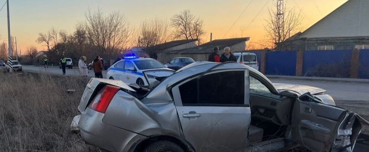 Пассажир иномарки погиб после ДТП с опорой ЛЭП в Воронежской области