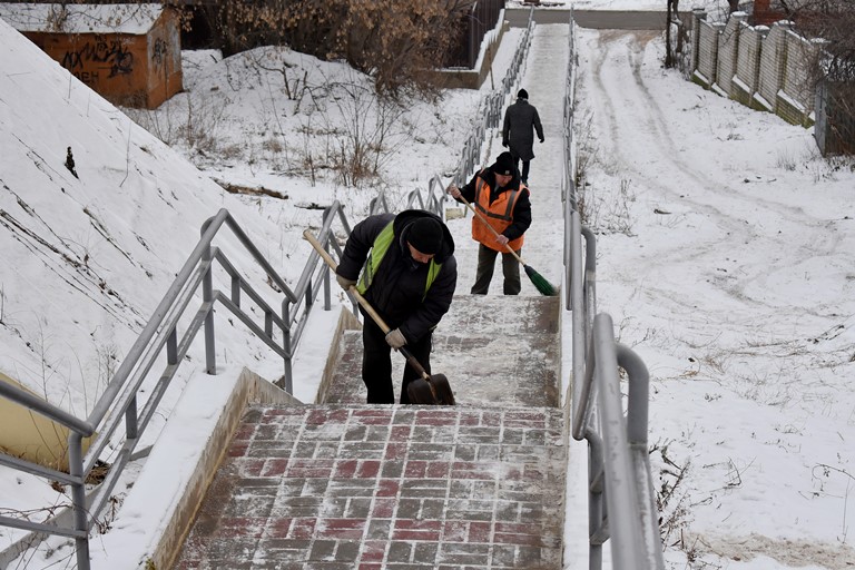 В Ленинском районе регулярно чистят 25 нагорных лестниц