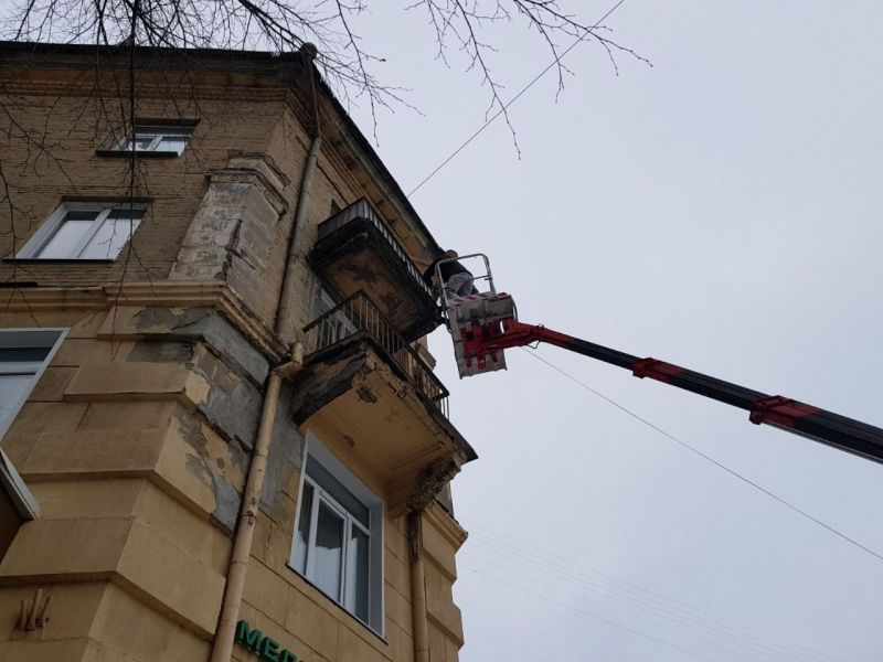 Жильцы просят УК не демонтировать разрушающиеся балконы с дома в центре Воронежа