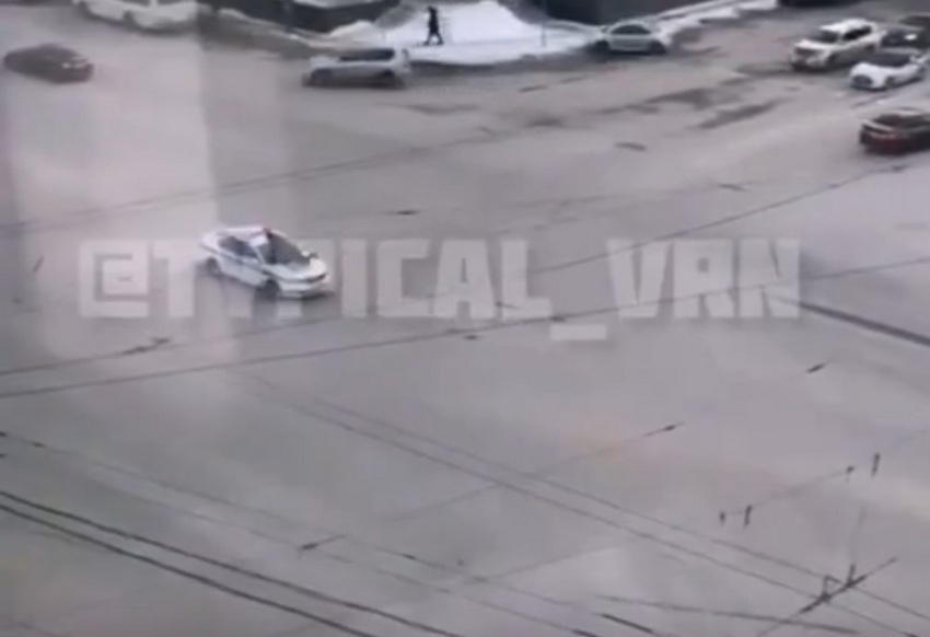 Мужчина в центре Воронежа грудью бросился на капот машины ДПС (ВИДЕО)
