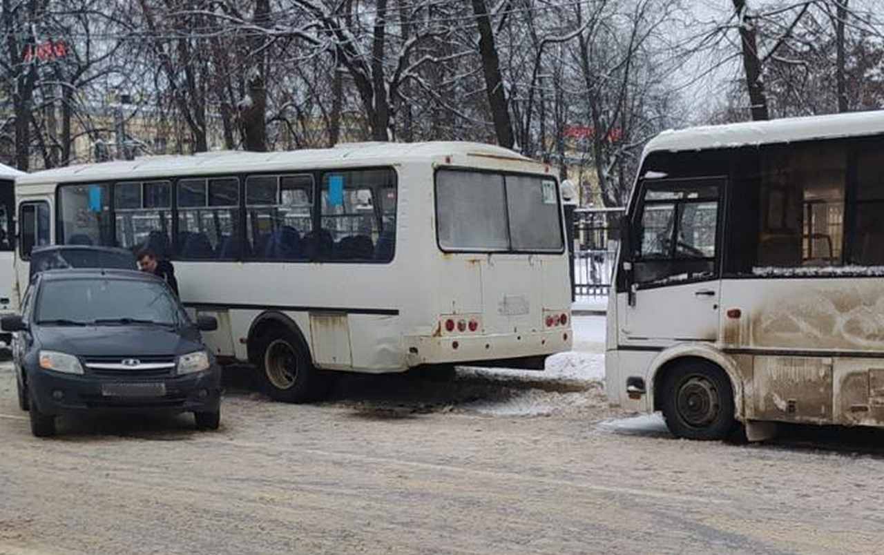 «Лада Гранта» наехала на пешехода, после чего врезалась в два автобуса в Воронеже