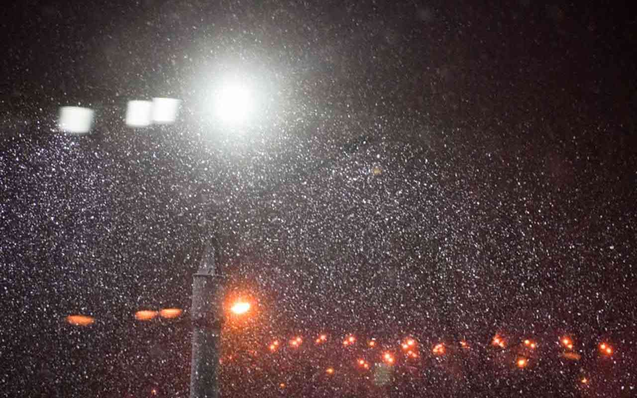 Погода в воронеже февраль 2024 года. Снег ночью. Первый снег ночью. Метель в Воронеже. Снег Воронеж 2022 ночь.