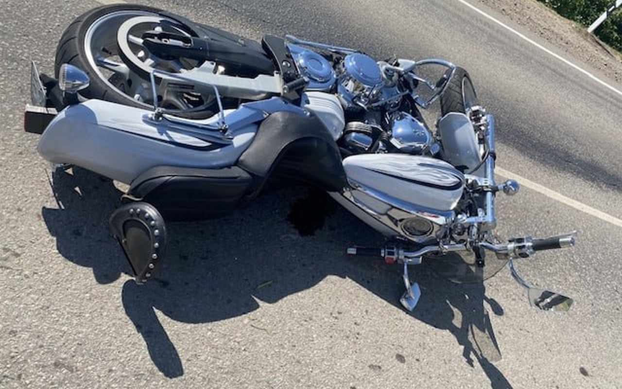 Мотоциклист попал в больницу после ДТП с Renault Logan в Воронежской области