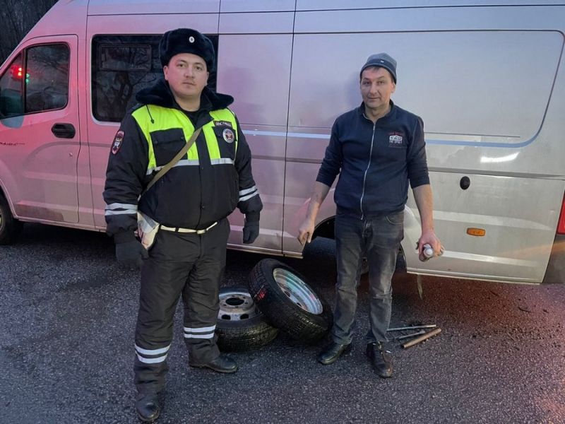 В Воронеже полицейские помогли водителю поменять колесо