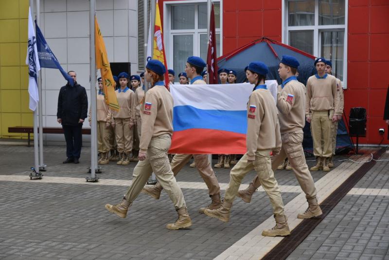 В Воронеже показали первый подъём флага РФ на школьной линейке (ВИДЕО)