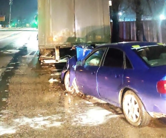В столкновении «Ауди» с припаркованным «Вольво» пострадал 21-летний воронежец