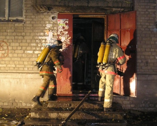 35 человек эвакуировали, двое пострадали при пожаре в воронежской многоэтажке
