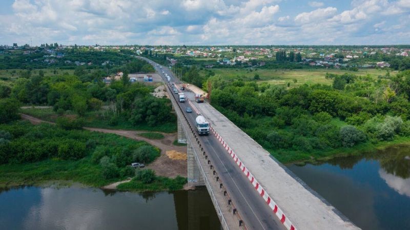 Застревающий в километровых пробках мост под Воронежем будут ремонтировать в две смены