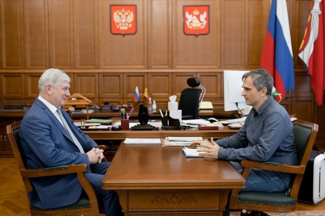 Воронежский губернатор и известный блогер Юрий Подоляка обсудили противодействие фейкам