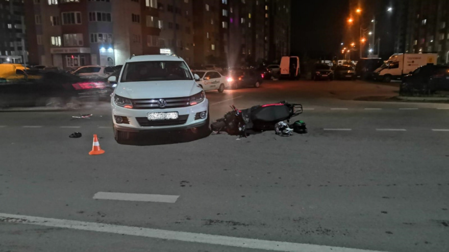 В Воронеже после столкновения с кроссовером пострадали двое подростков на скутере