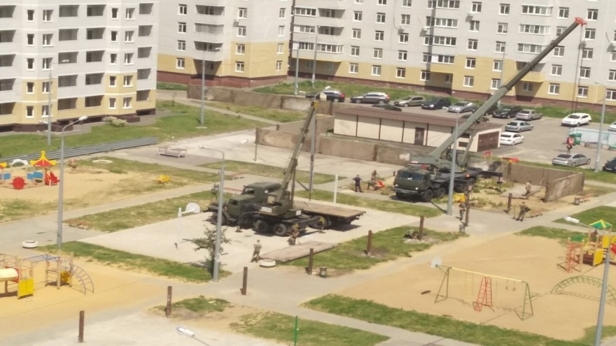 Через детскую площадку в Воронеже военные начали возводить забор для общежития