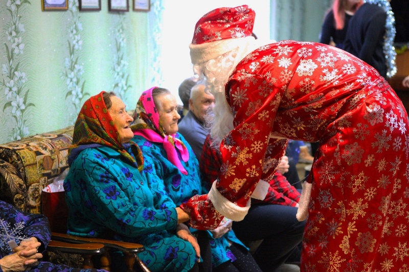 Мешок Деда Мороза: волонтеры в Воронеже собирают новогодние подарки для одиноких стариков
