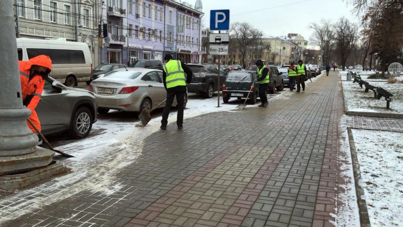 С первостепенных – на второстепенные магистрали: в Ленинском районе Воронежа убирают лёгкий снег