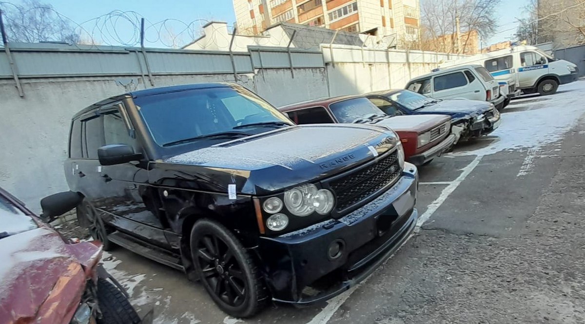 Внедорожник Land Rover угнали в Воронеже у 18-летнего парня