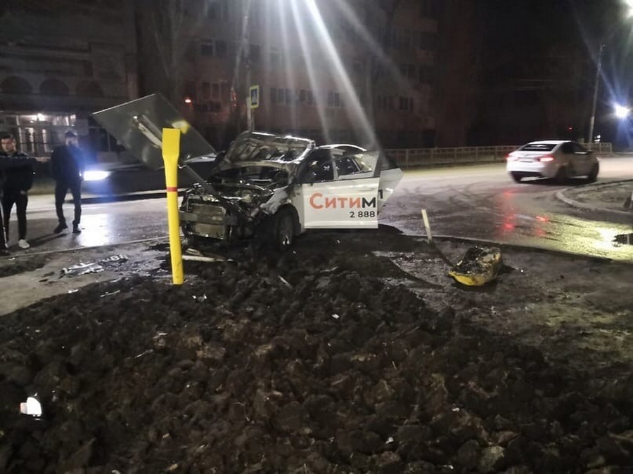 В Воронеже автомобиль такси столкнулся с легковушкой, врезался в столб и загорелся (ВИДЕО)