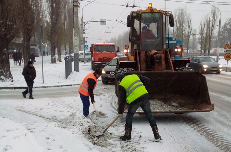 Дорогу «кашей» не испортишь: воронежские коммунальщики быстро справились с последствиями снегопада № 2