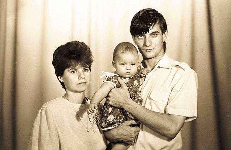 Фото из семейного архива воронежского губернатора появилось в соцсетях в честь Дня семьи