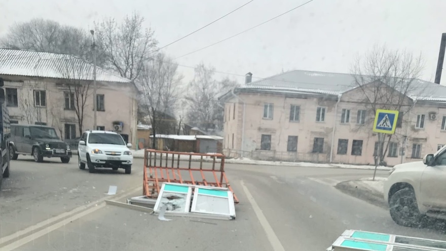 На оживлённом перекрёстке в Воронеже грузовик растерял пластиковые окна