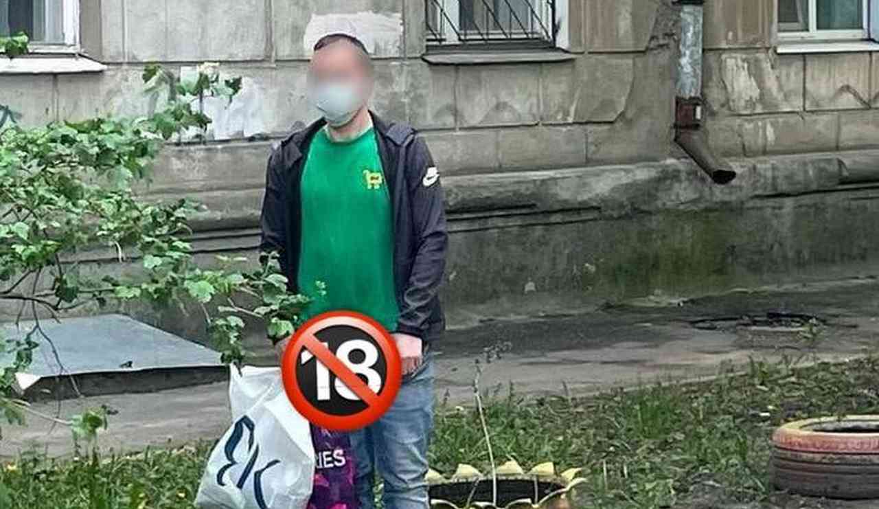 Рядом со школой искусств и детским садом заметили эксгибициониста в Воронеже