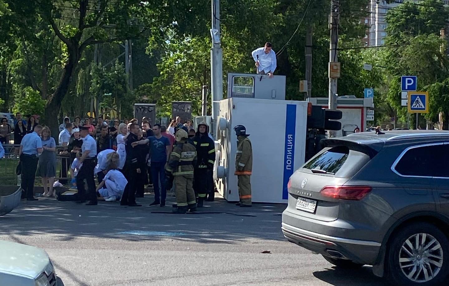 Новости последнего часа в воронеже. Авария на Кольцовской Воронеж сегодня. ДТП С автозаком. Автозак Воронеж. Вчерашняя авария в Воронеже на Кольцовской улице.