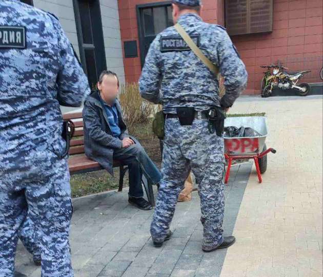 Жители воронежского ЖК пожаловались на пьяных бездомных, работающих не муниципальными дворниками
