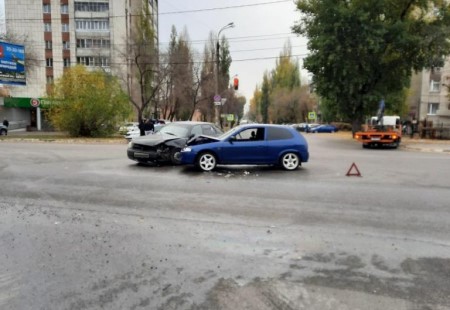 20-летний пассажир пострадал в столкновении «Лады» с «Митсубиси» в Воронеже