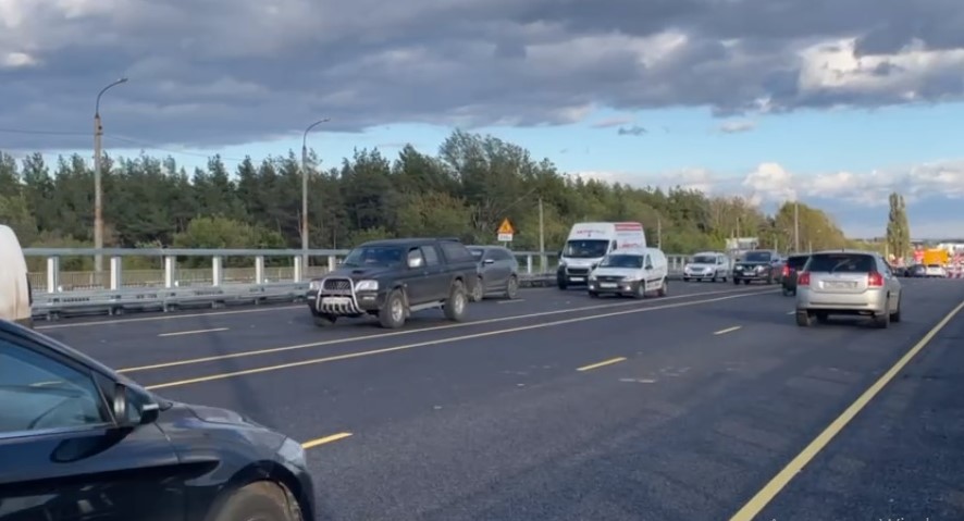 В Воронеже на улице Остужева переключили движение со старого путепровода на новый 