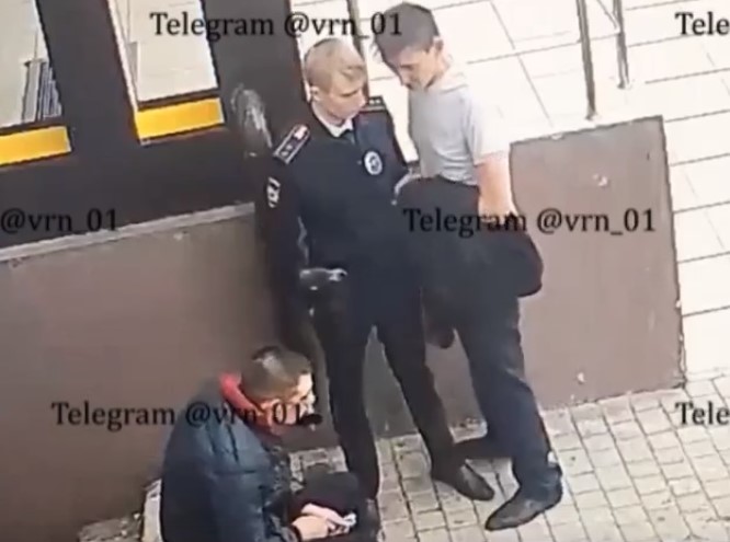 После подозрительного поведения полицейских МВД в Воронеже проводит проверку (ВИДЕО)