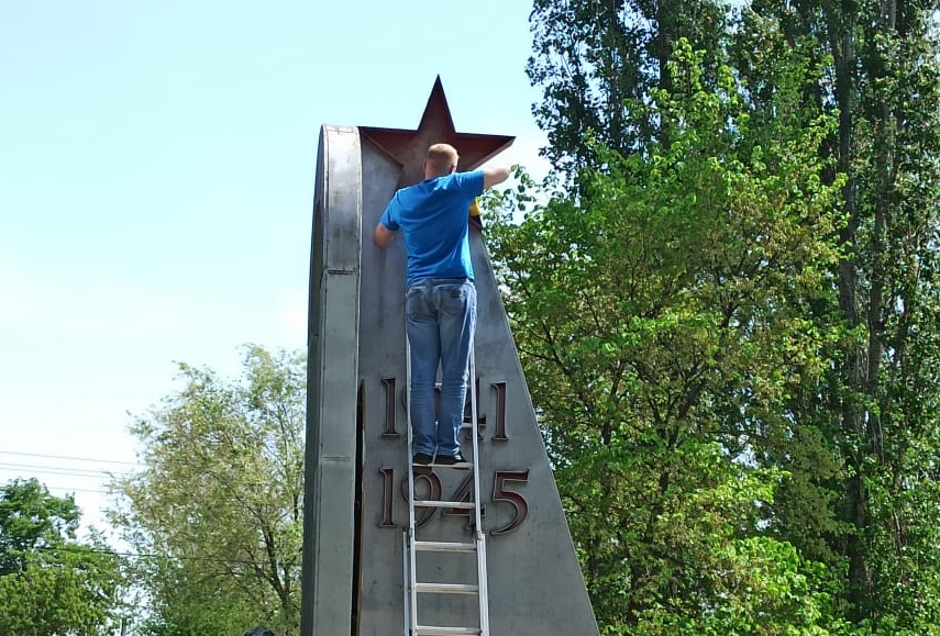 Житель воронежского Репного по собственной инициативе обновил Памятник погибшим односельчанам